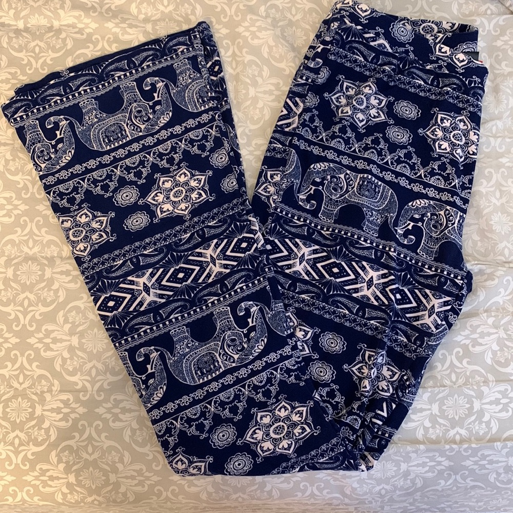 Blue and white flair yoga pants